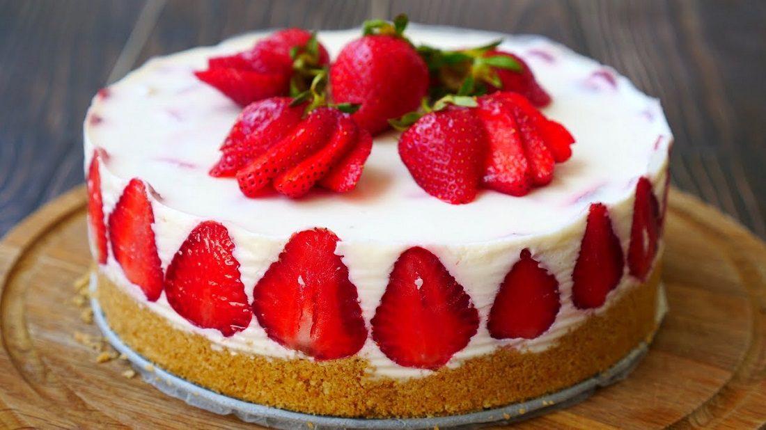 Торт без выпечки с клубникой