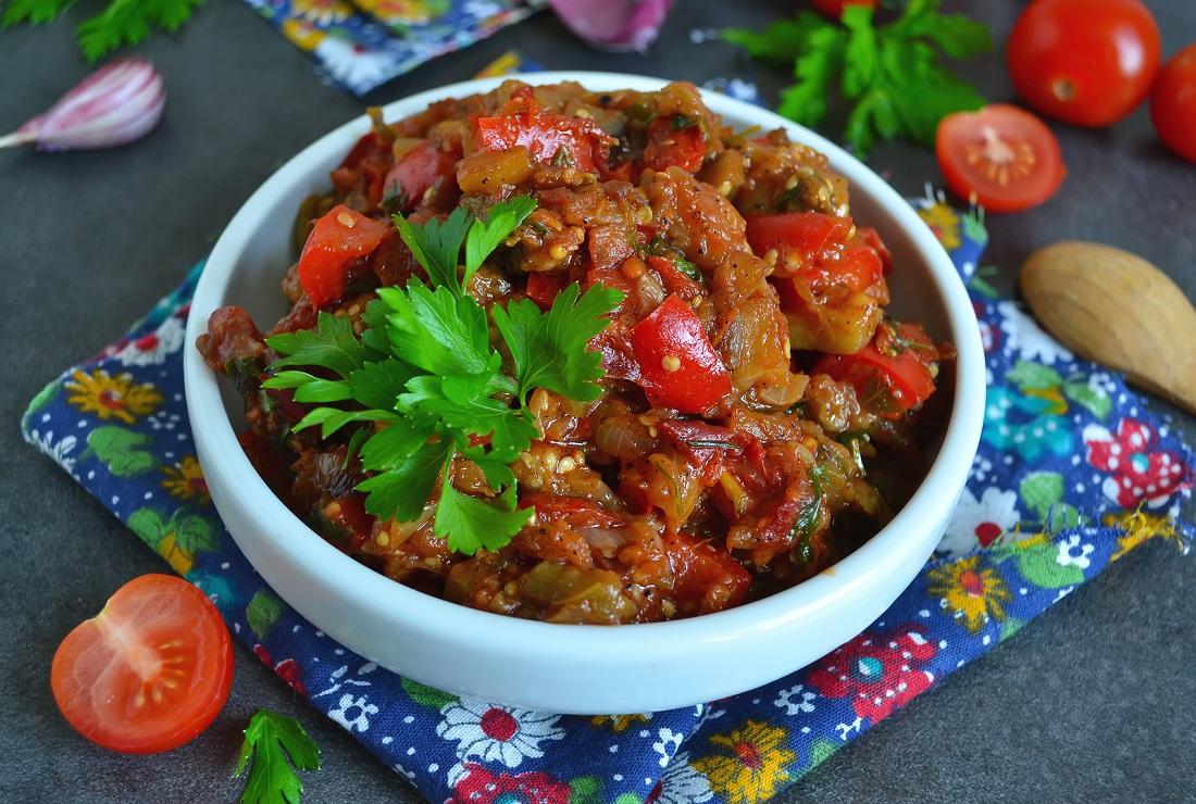 Баклажанная икра с помидорами